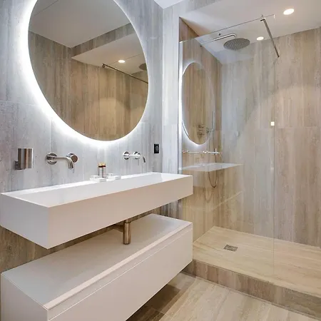 Luxury In The Heart Or Paris-notre Dame Paris